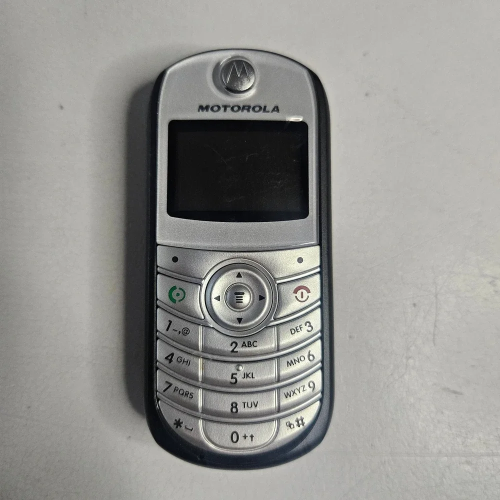 Motorola C139 TracFone Cell Phone Black Silver Bundle AC Car Chargers UNTESTED